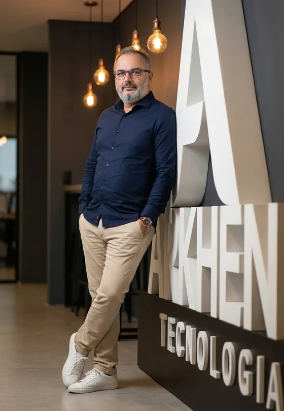 Diorgi Nunes, fundador da ARKHEN Tecnologia, na sede da empresa